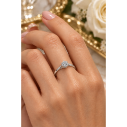 Pre Owned 18ct White Gold Diamond Solitaire ZC38